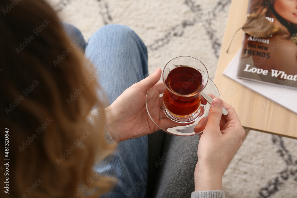 在家喝土耳其茶的女人