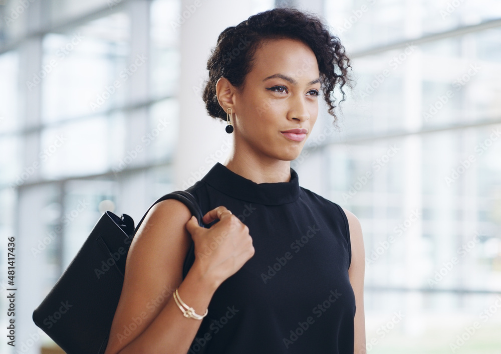 自信地行走。一位自信的年轻女商人穿过现代的