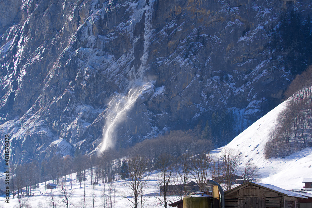 阳光明媚的冬天，瑞士阿尔卑斯山伯尔尼高地Lauterbrunnen山村发生雪崩