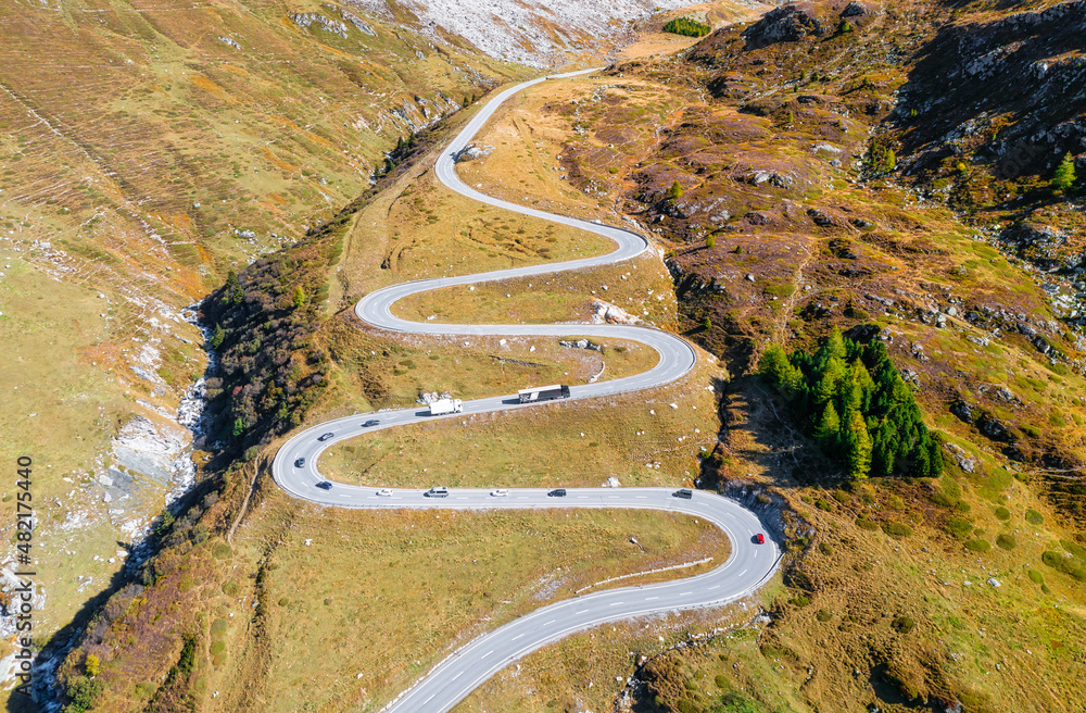 一条穿过山口的公路。空中景观。多洛姆的空中夏季景观