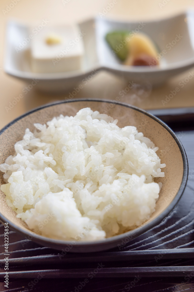 白いご飯と朝食のおかず