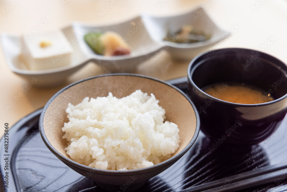 白いご飯と朝食のおかず