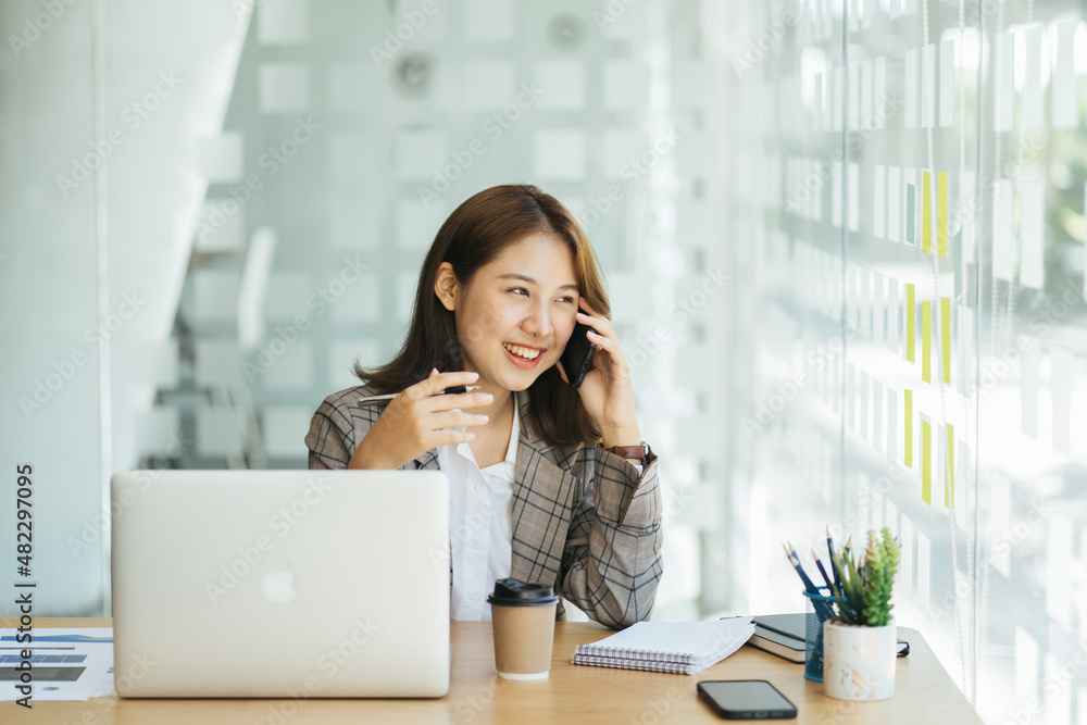 大笑的女企业家用手机与客户交谈