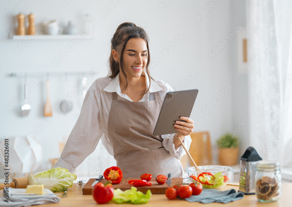 女人正在准备合适的饭菜