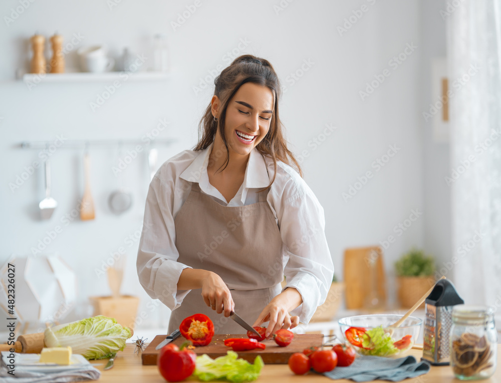 女人正在准备合适的饭菜