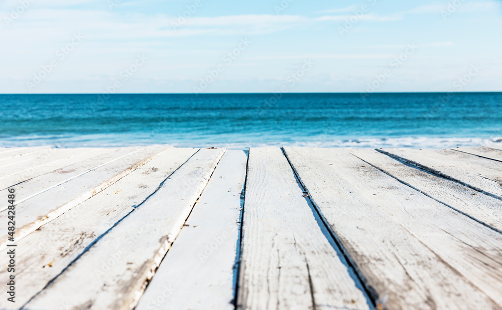 Weisse Terrasse aus Holz am Meer mit Blick zum Horizont über Wasser