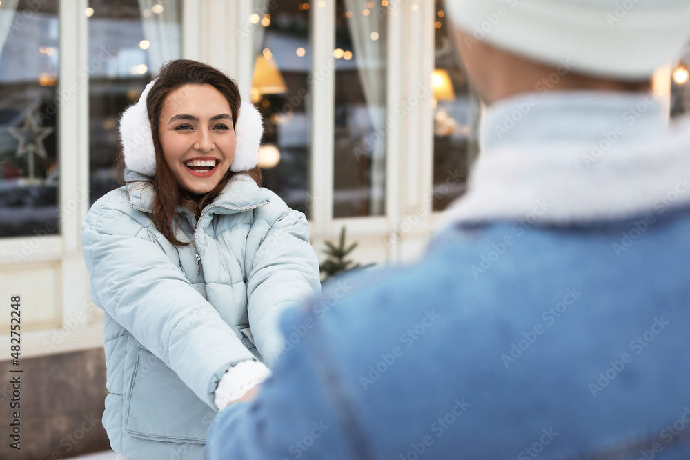 冬日快乐的年轻女人和她的丈夫