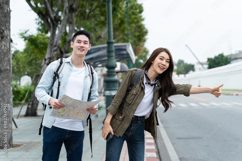 亚洲迷人的浪漫情侣在城市度蜜月旅行