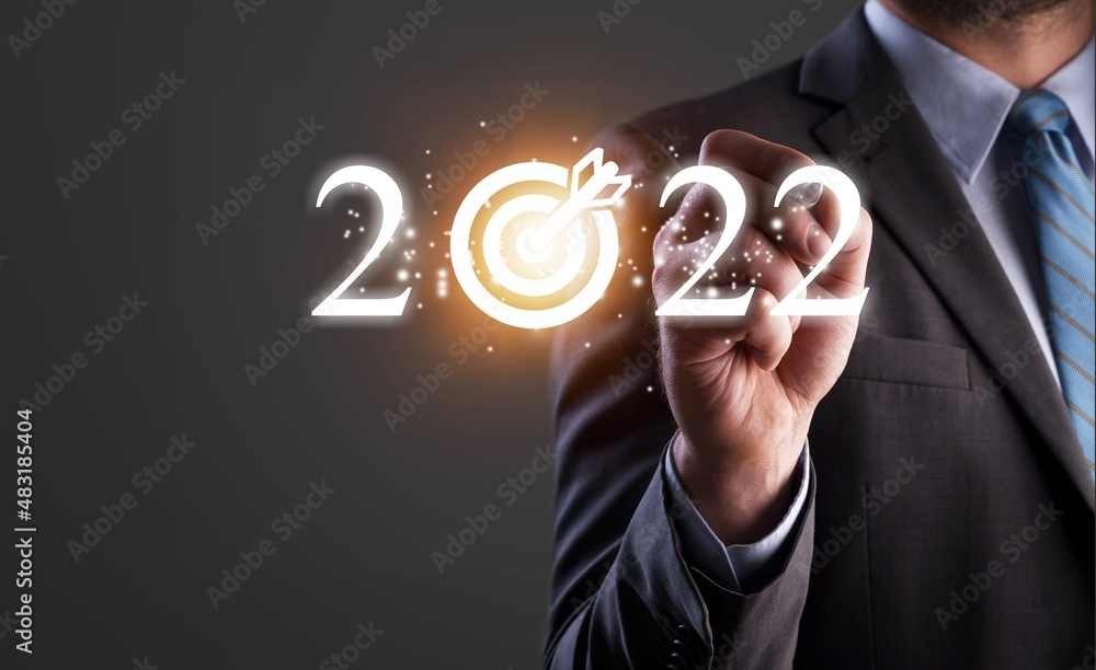 2022年新年的商业目标和目标，手握2022虚拟屏幕。新的一年商业理念