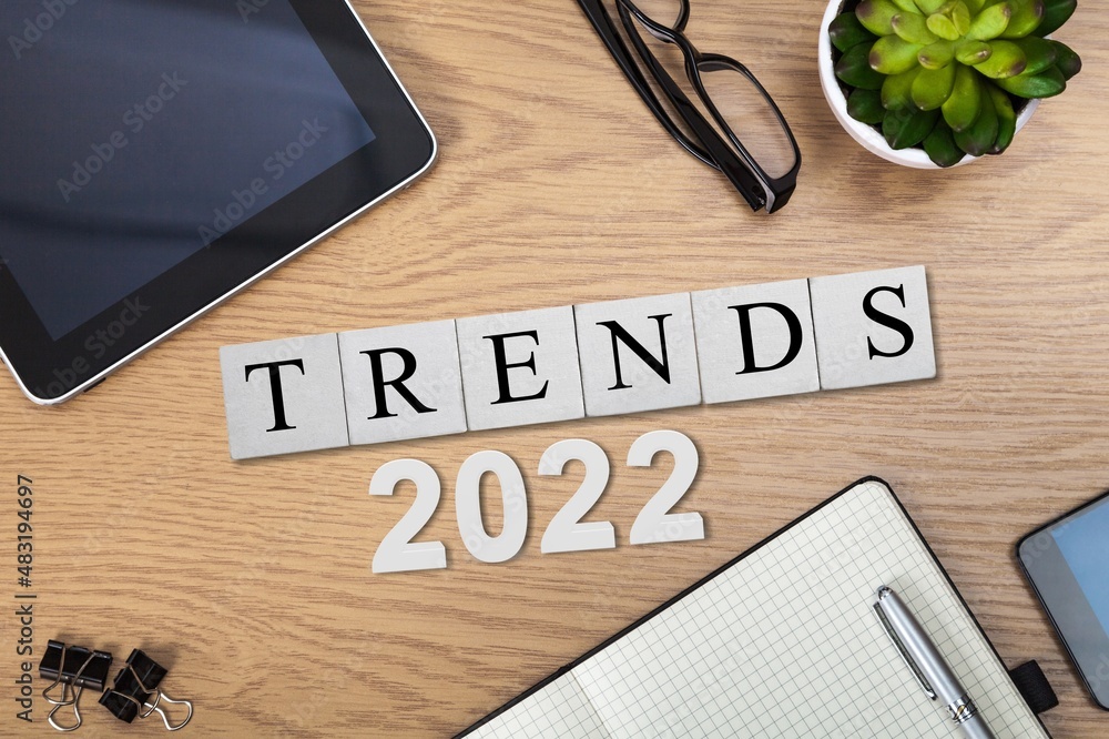 TRENDS 2022办公桌上的商业概念