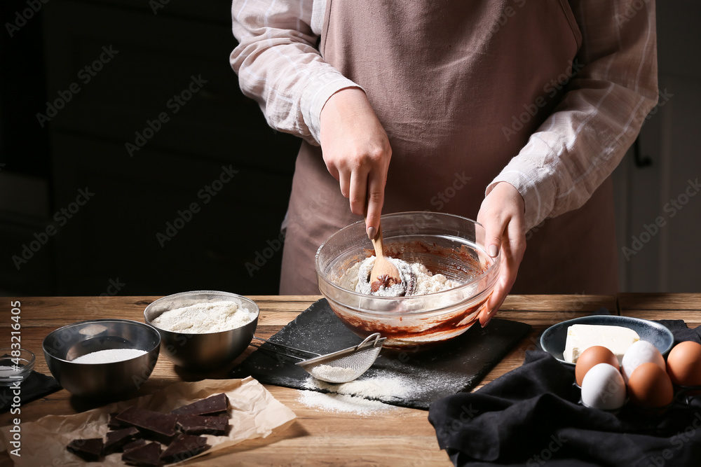 女人在厨房餐桌上准备巧克力布朗尼，特写镜头