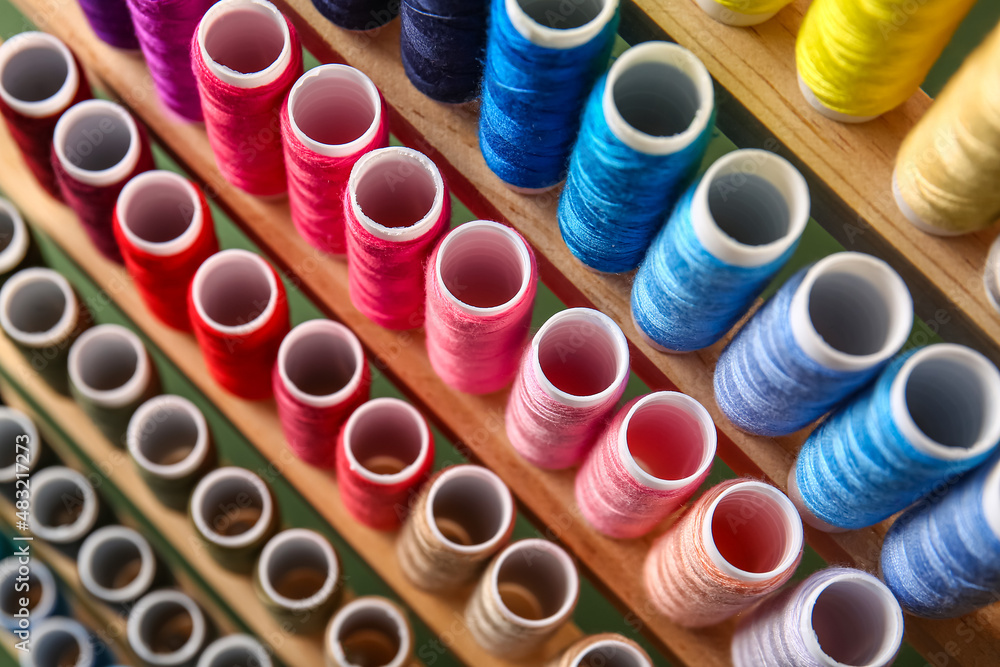 Multicolor sewing threads on coils