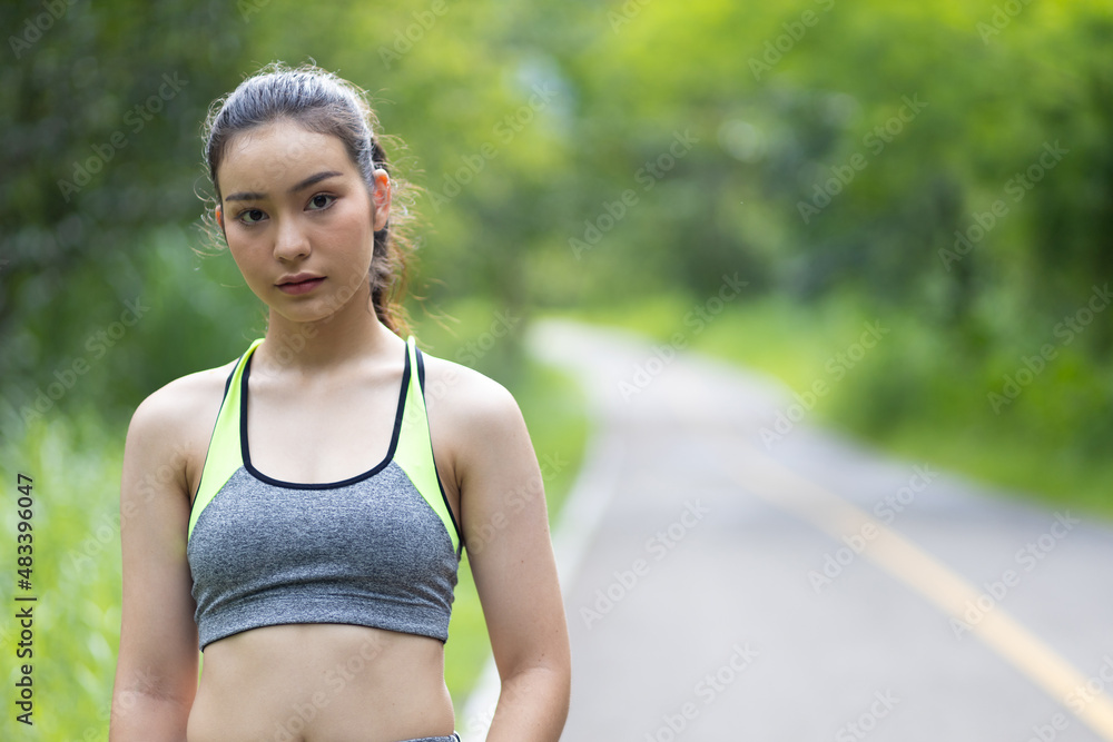 一个美丽的亚洲女孩在公园锻炼的肖像。