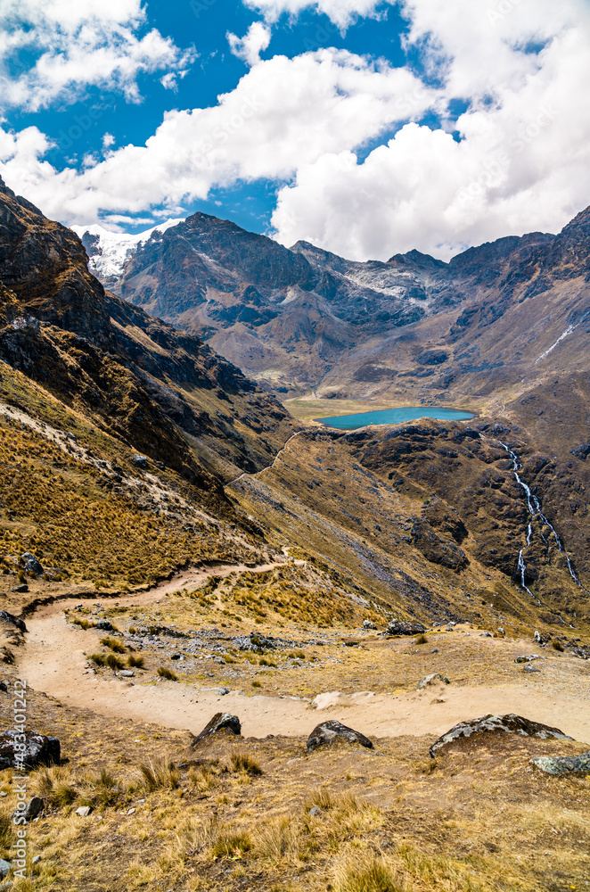 在秘鲁万卡约-朱宁的Huaytapallana山脉徒步旅行