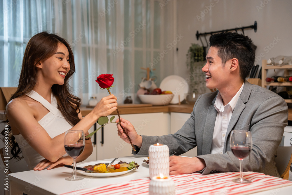 亚洲年轻夫妇共进晚餐庆祝情人节