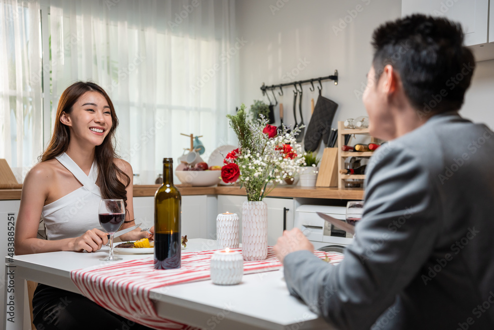 亚洲年轻夫妇共进晚餐庆祝情人节