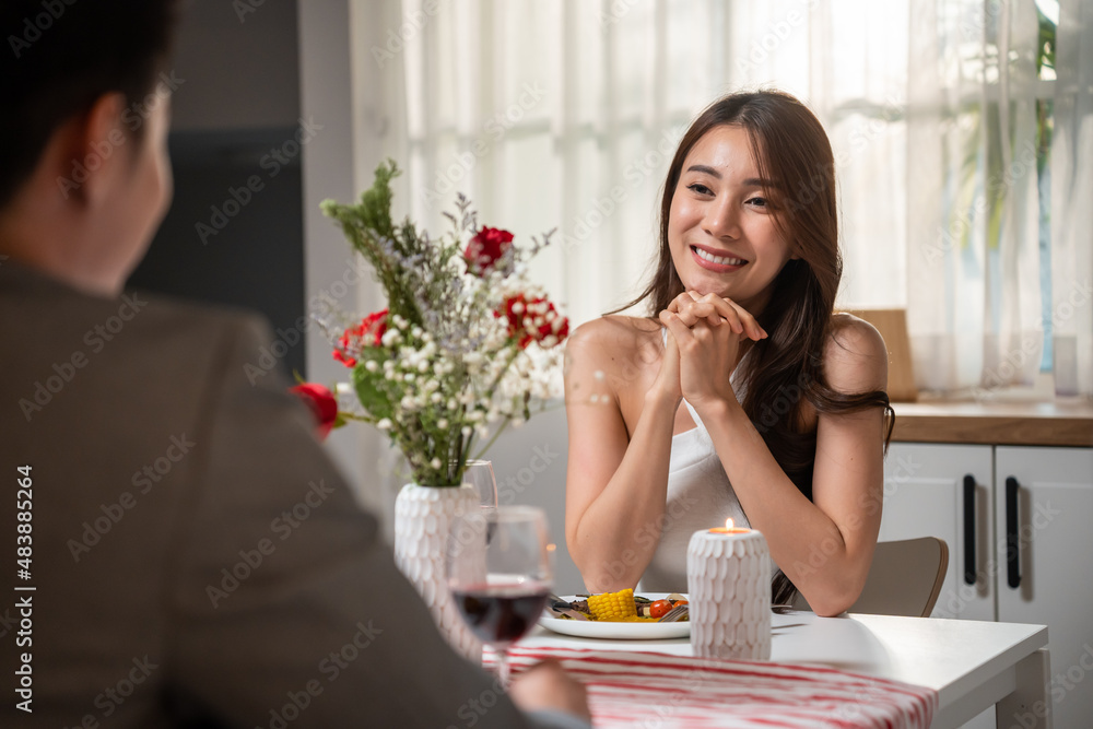 亚洲年轻夫妇共进晚餐庆祝情人节