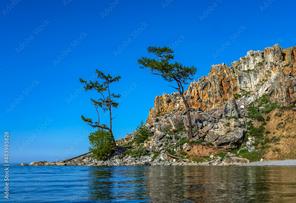 阳光明媚的贝加尔湖陡峭的湖岸景色。蓝天碧水。