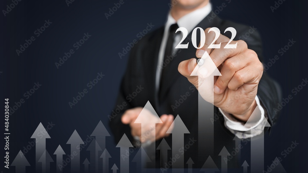 西装商人选择2022作为背景。新年伊始的想法