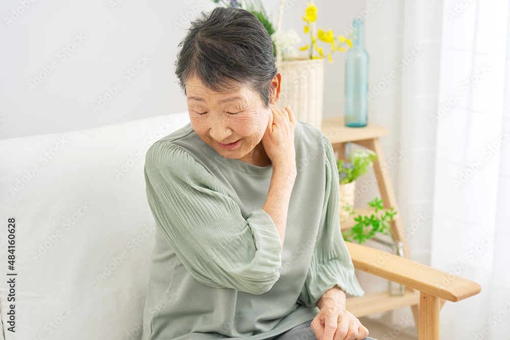 肩こりのシニア女性