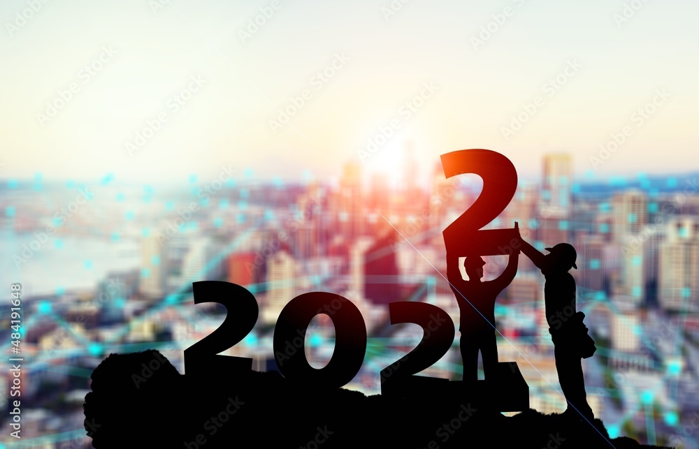 2022新年概念。情侣举起数字