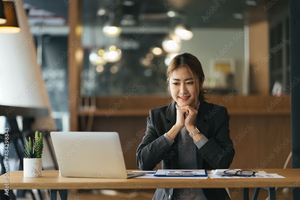 思考商业战略。一位微笑的职业女商人做文书工作的画像