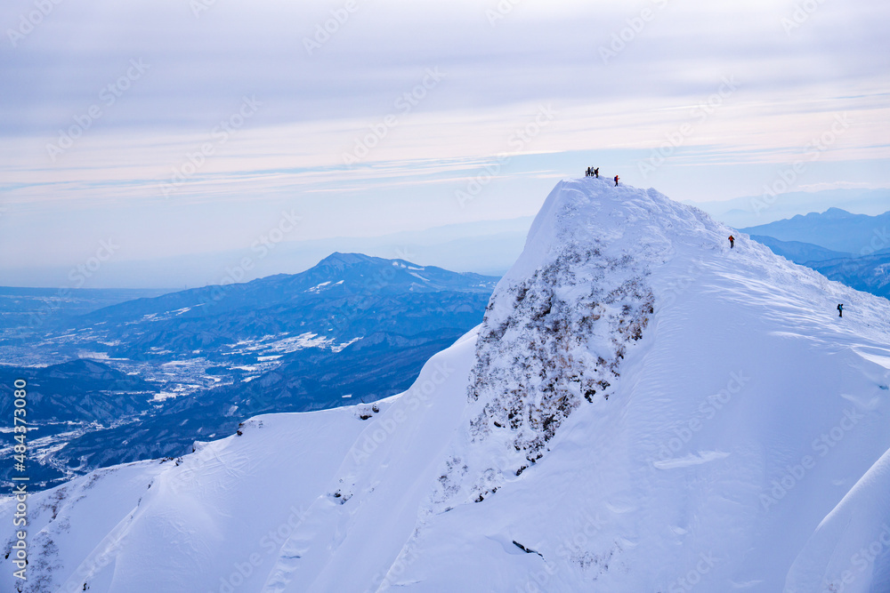 谷川岳山頂からの風景　オキの耳とトマの耳