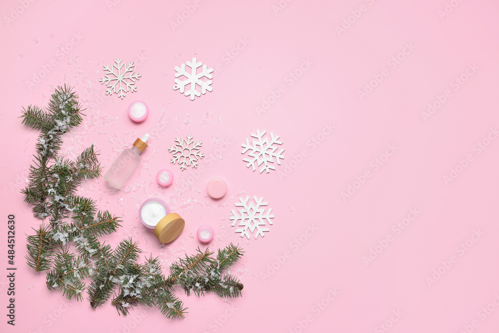 美丽的冬季构图，以化妆品和雪花为背景