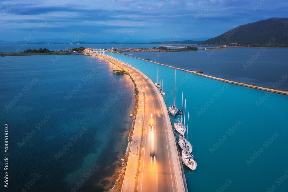 希腊莱夫卡达夏季夜晚运河附近美丽道路的鸟瞰图。道路俯视图