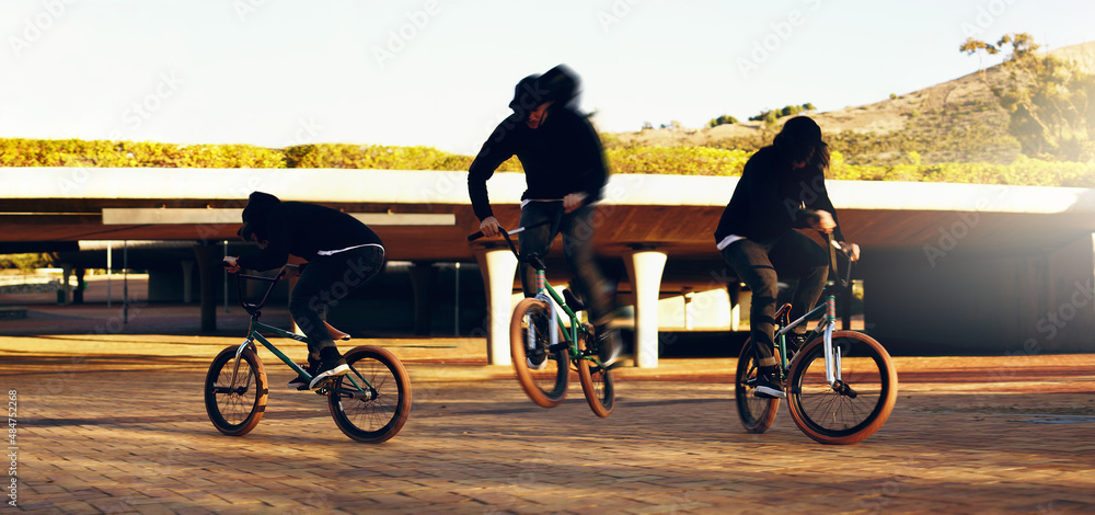 完美特技落地。一名年轻的BMX男性骑手在城市里表演特技的全镜头。