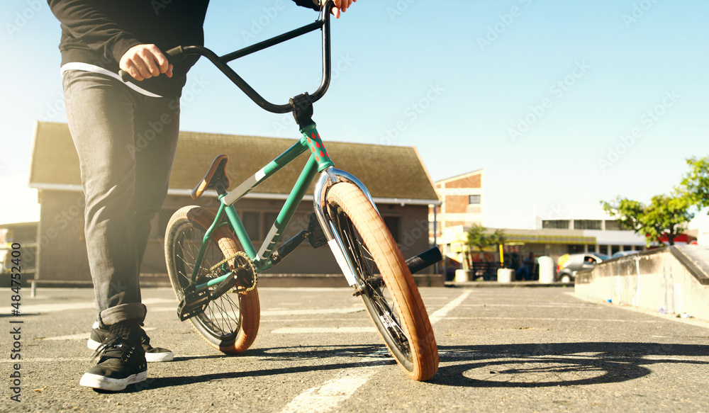 把它带到街上。外面一个认不出来的男BMX摩托车手的裁剪镜头。