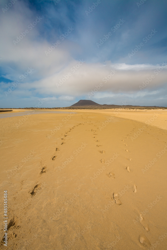 Lanzarote La Graciosa Canary Islands海滩上的足迹