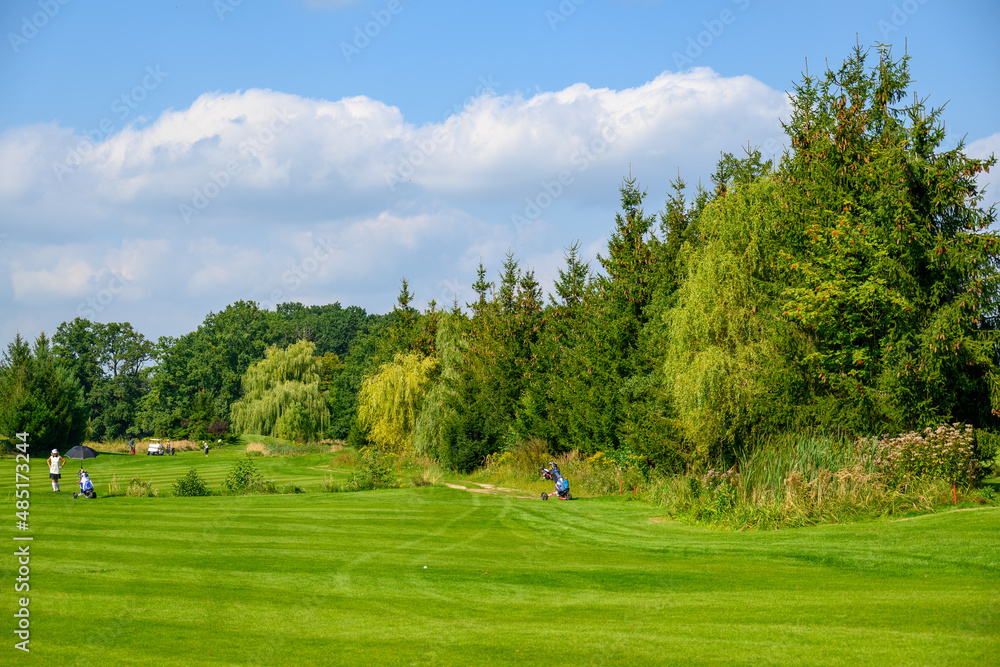 杆golfowe z graczami w oddali