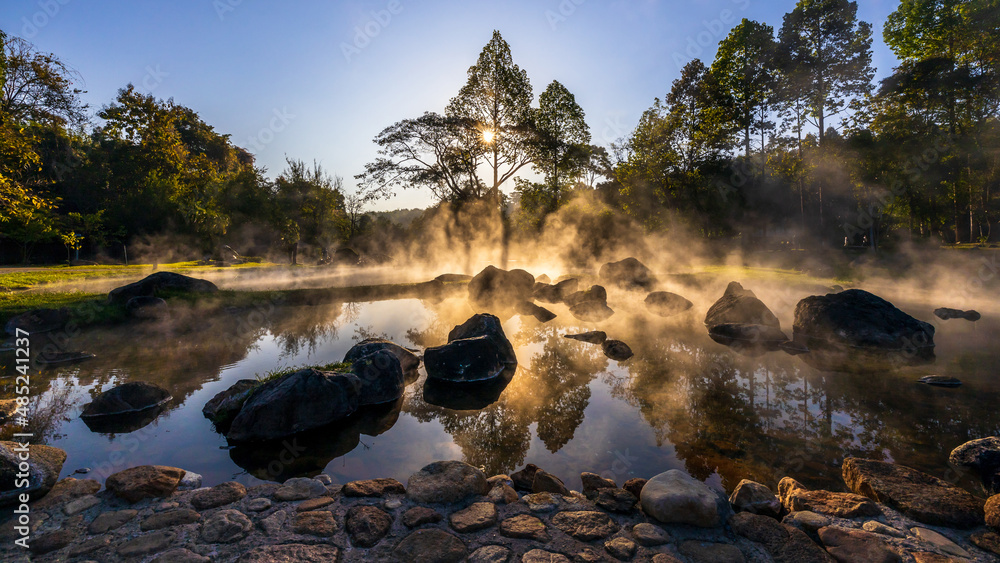 泰国的温泉和雾，早上有阳光，日出在温泉自然背景之上