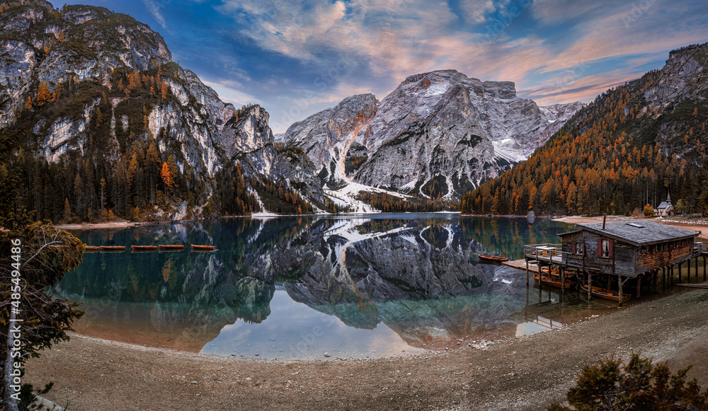 意大利布雷斯湖-美丽的秋季日出，位于意大利多略特的布雷斯湖（Lago di Braies）