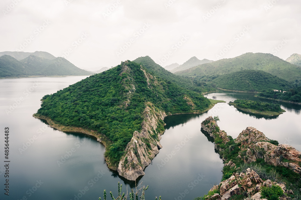 在乌代浦的巴胡巴利丘陵欣赏湖泊和山脉