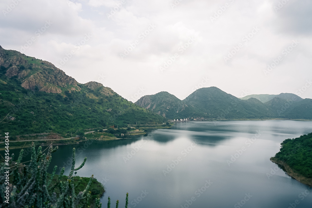 在乌代浦尔的巴胡巴利丘陵欣赏湖泊和山脉