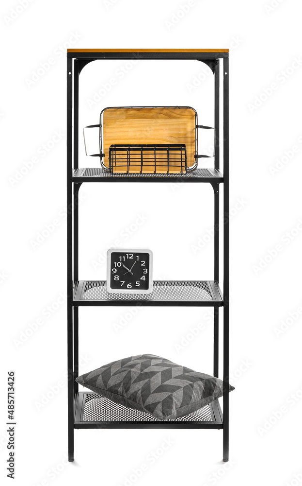 白色背景带篮子、闹钟和枕头的搁架单元