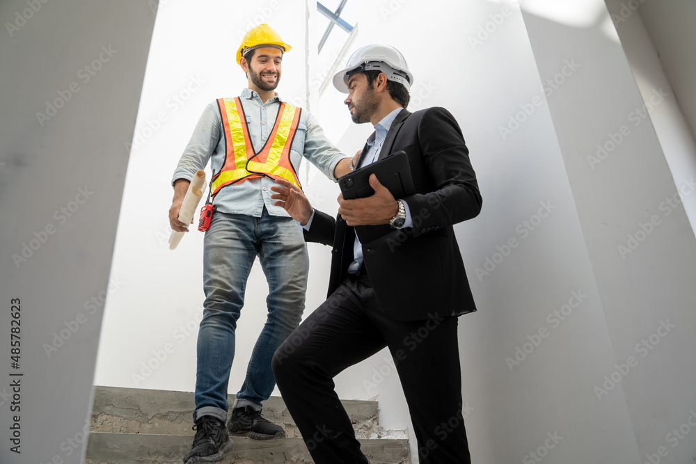 商人和工程师在建筑工地讨论建筑师项目，开发和施工