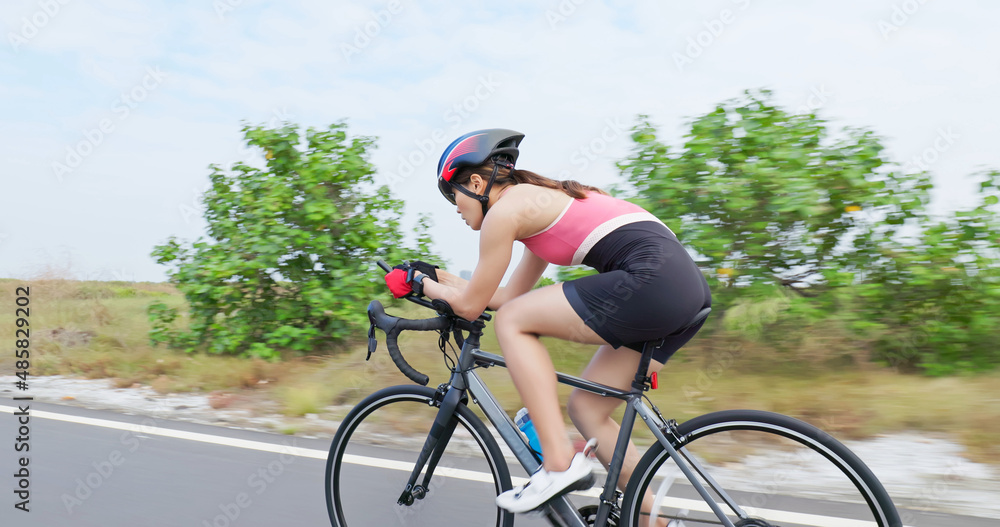 亚洲年轻女子骑自行车