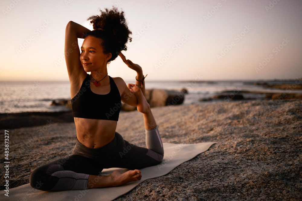 瑜伽是保持柔韧性的完美方式。一位迷人的年轻女性练习瑜伽的全镜头