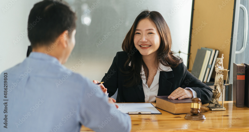 律师业务女性在完成保险租金咨询后与客户握手