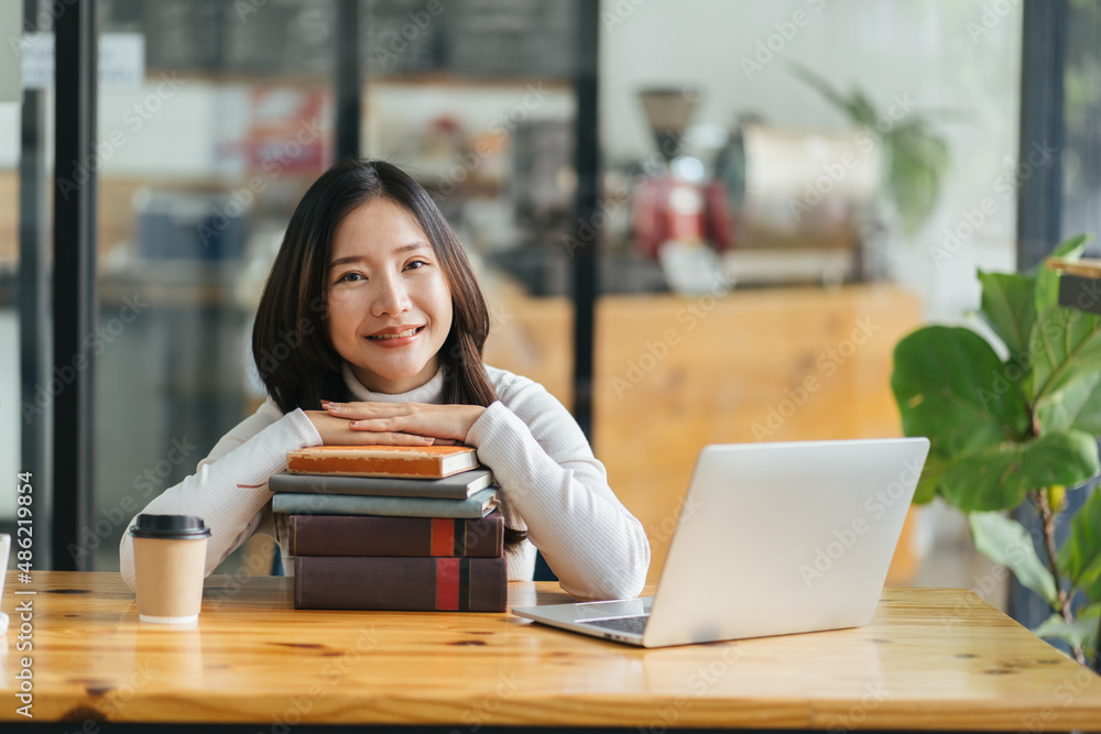 为大学入学做准备。一个疲惫的女孩在打开的一叠书上睡着了