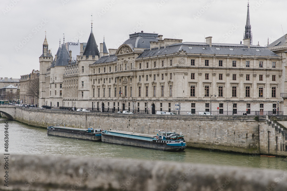 La Conciergerie，塞纳河畔的一座宫殿，有着迷人的历史