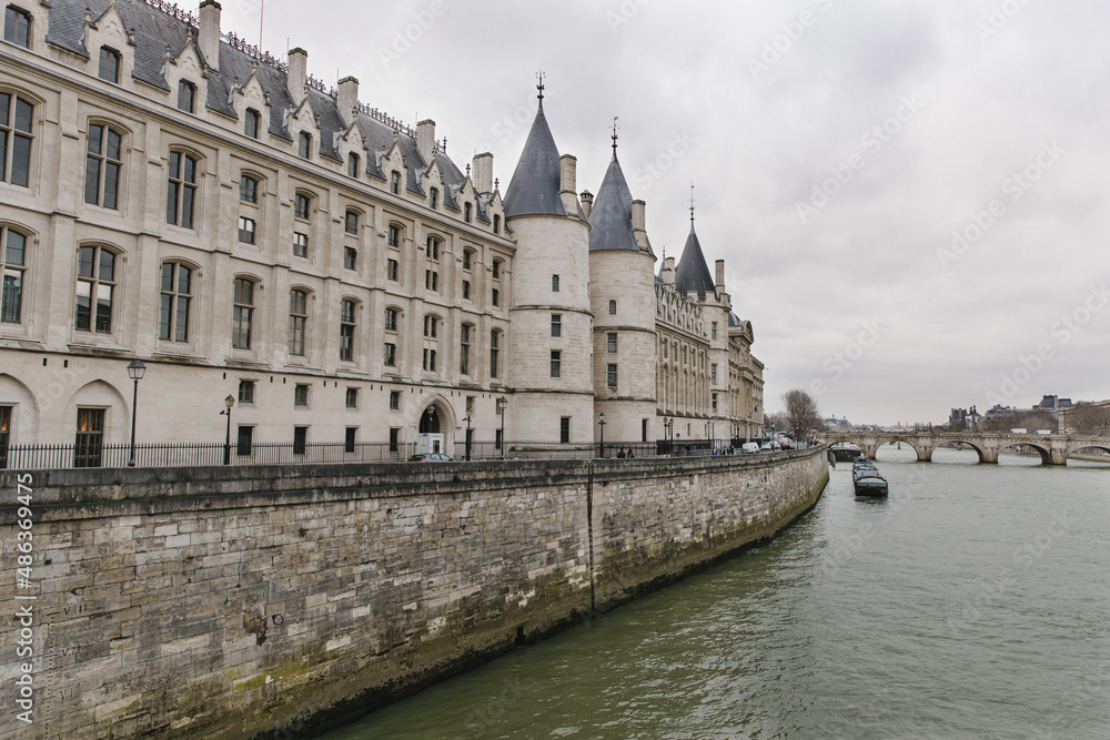 La Conciergerie，塞纳河畔的一座宫殿，有着迷人的历史