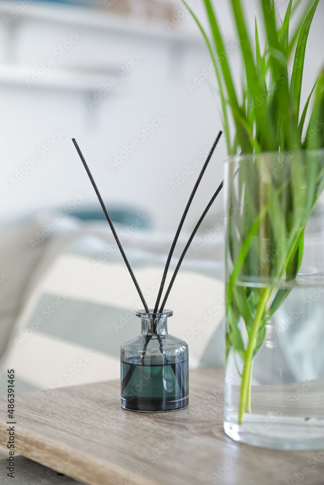 房间桌子上有花瓶的香薰芦苇扩散器