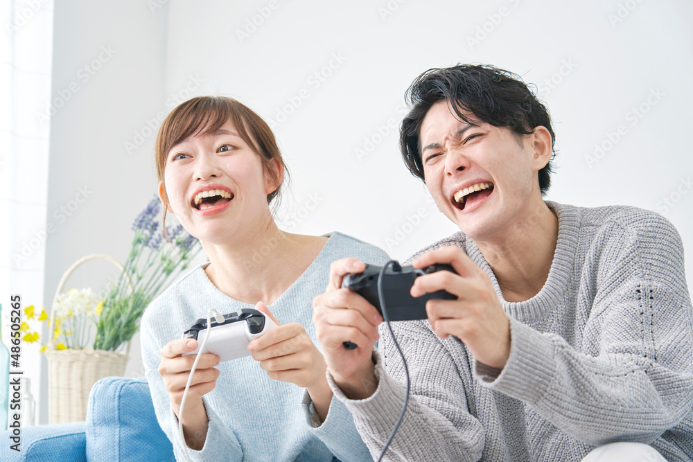 テレビゲームで遊ぶカップル