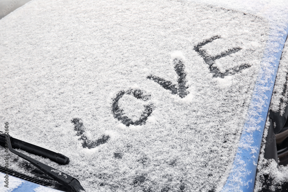 爱的文字写在被雪覆盖的车窗上