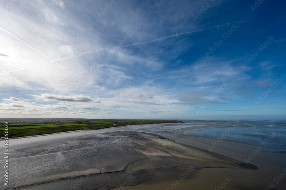 Baie du Mont Saint-Michel à marée basse dans le département de la Manche en Normandie en France