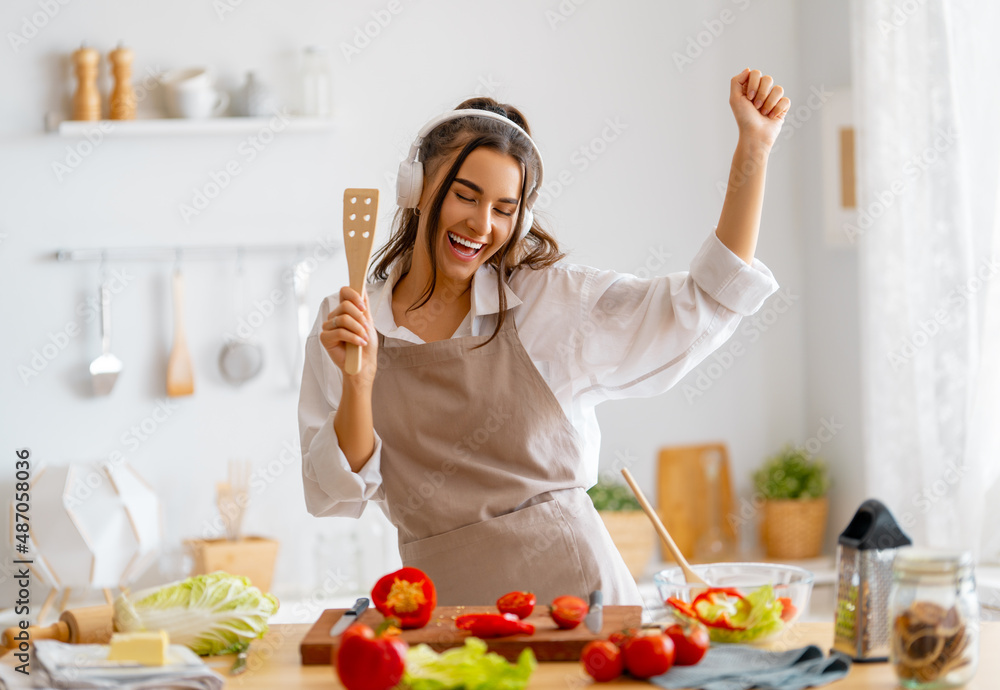 女人正在准备合适的饭菜